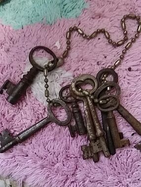 8 Vintage Skeleton Keys